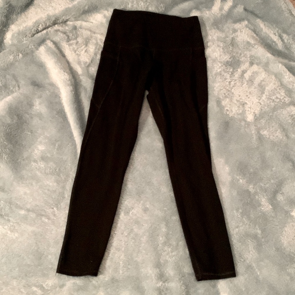 Plain black leggings with side pockets by Adrienne Vittadini in a size small